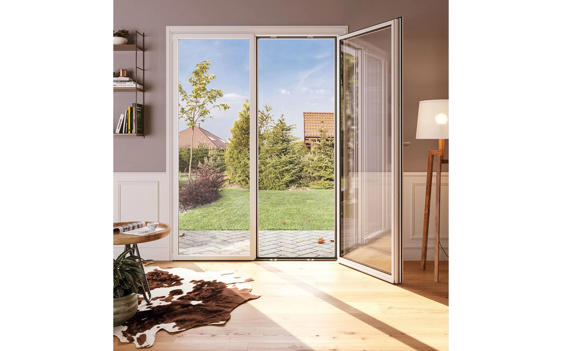 Une pièce de vie qui se prolonge en continu vers l’extérieur, voilà ce que permet la porte de balcon «RF1» de 4B. Grâce à son seuil plat, elle réduit les risques de trébuchement et permet même le passage en fauteuil roulant en fonction de la construction. La «RF1» offre une isolation thermique exemplaire, une excellente protection contre le bruit et une sécurité complète. Le système de cadre interchangeable permet en outre une rénovation particulièrement efficace. Photo: 4B