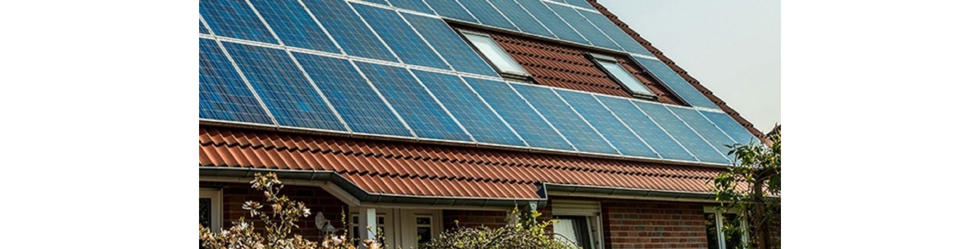 Modules d’une installation photovoltaïque installés sur un toit de maison