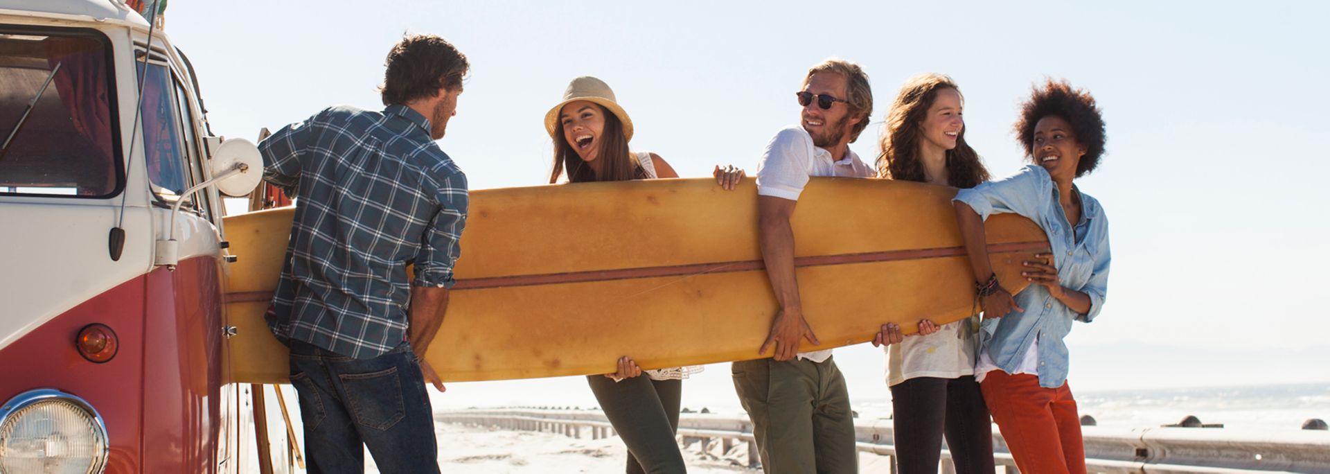 Groupe tenant une planche de surf