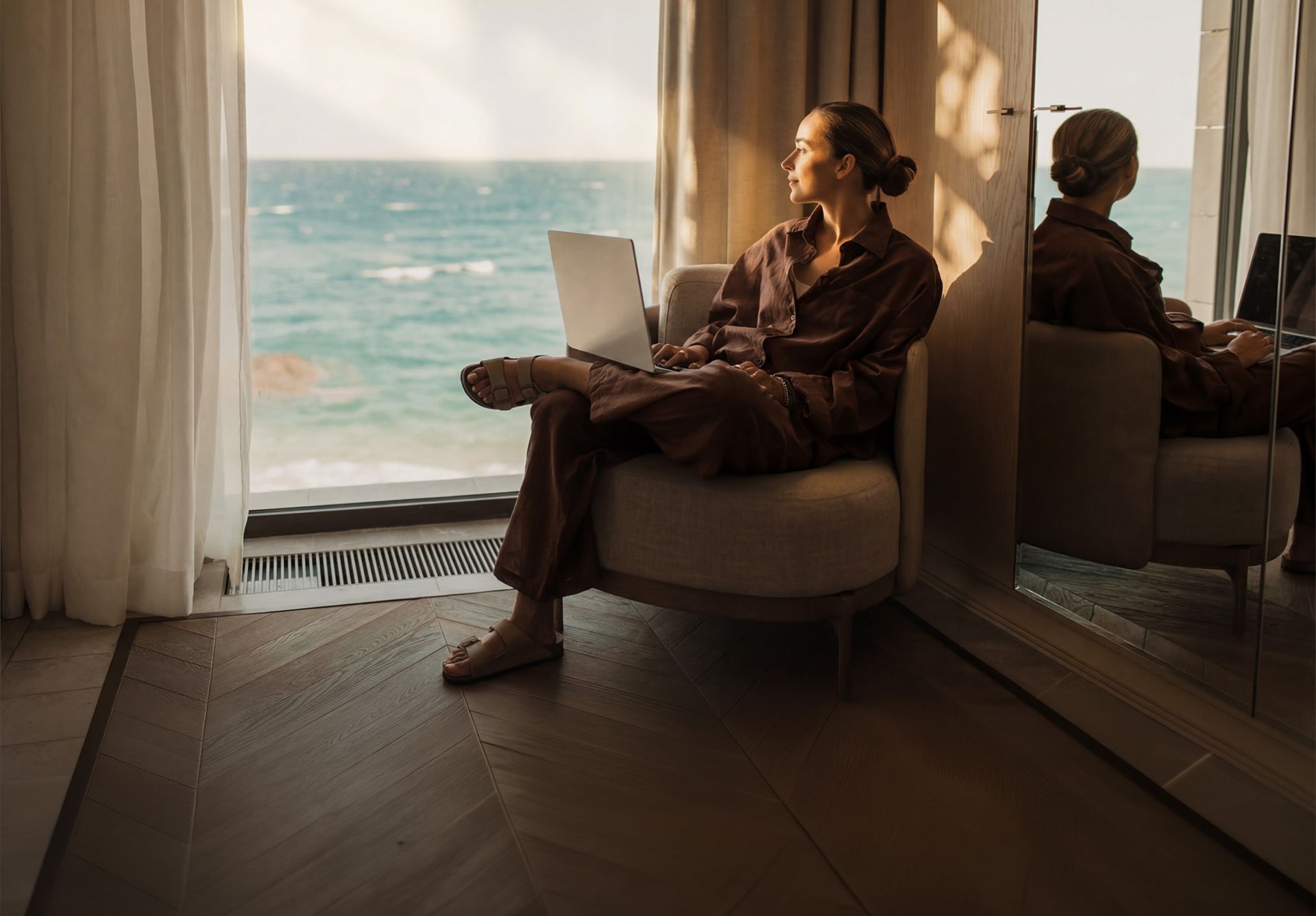 Padre con suo figlio e binocolo