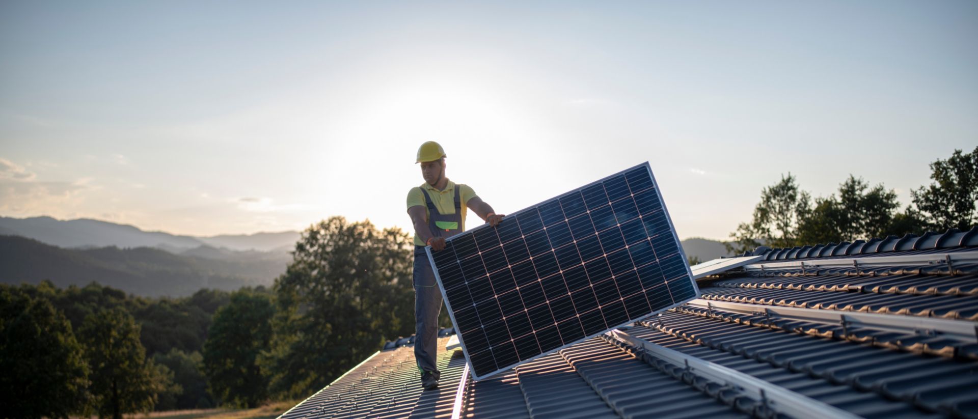 Photos de trois façades solaires avec un design différent.