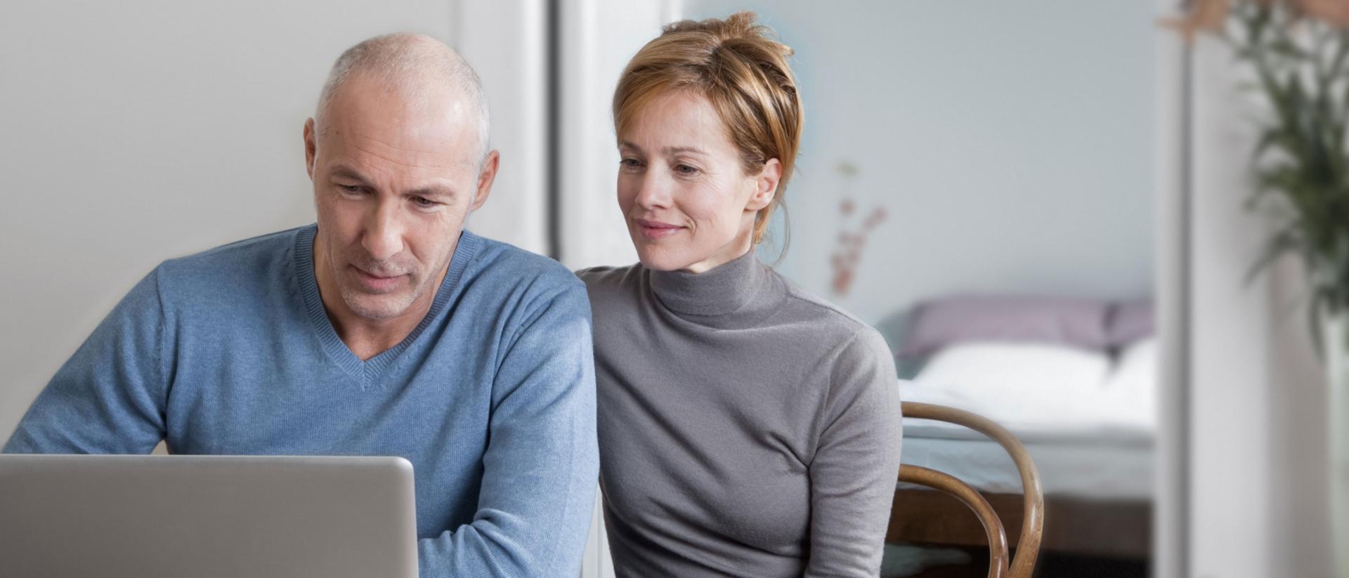 Mann und Frau am Laptop