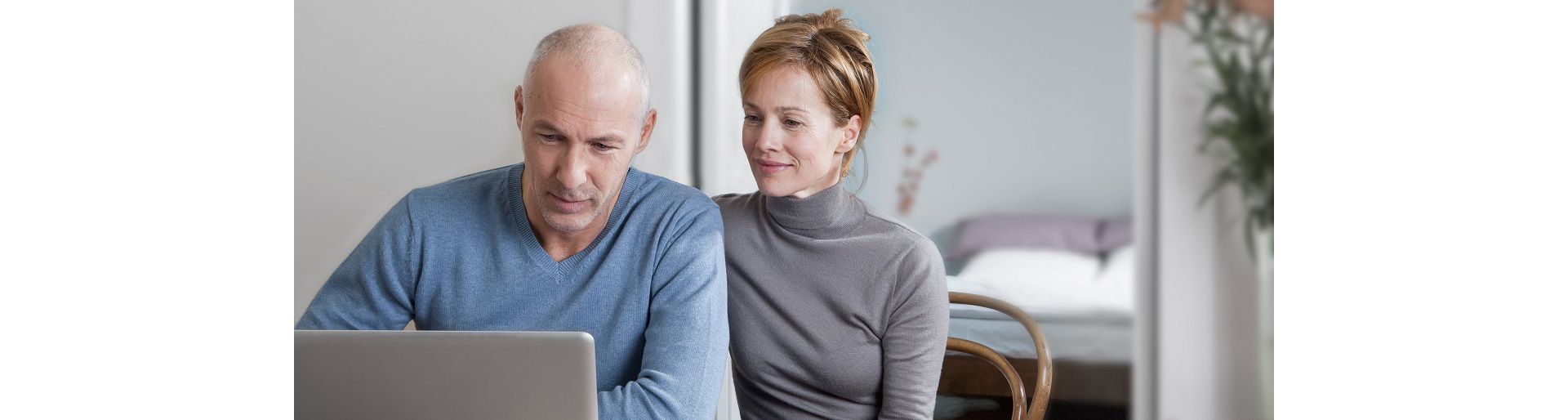 Mann und Frau am Laptop