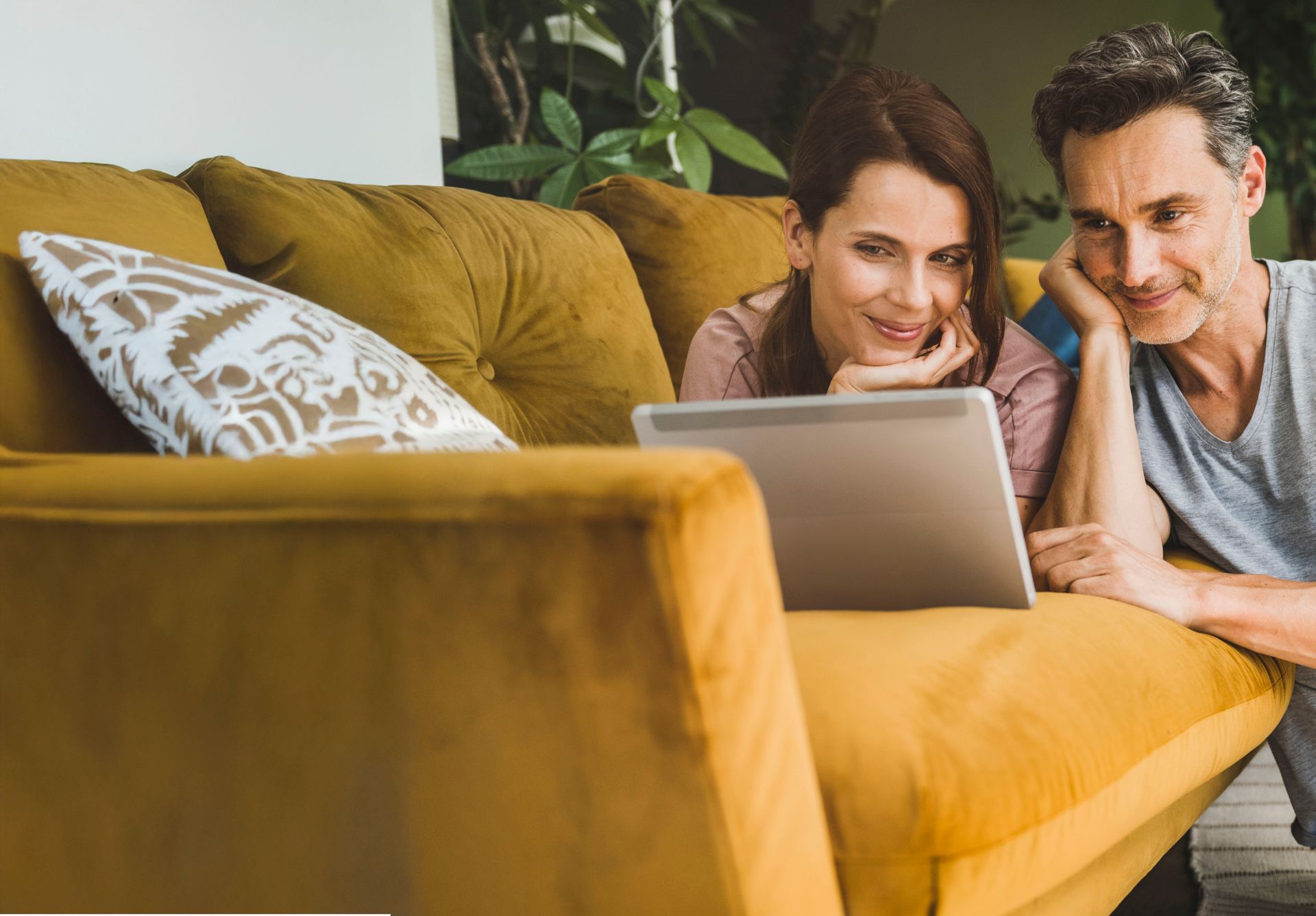 Couple avec ordinateur portable