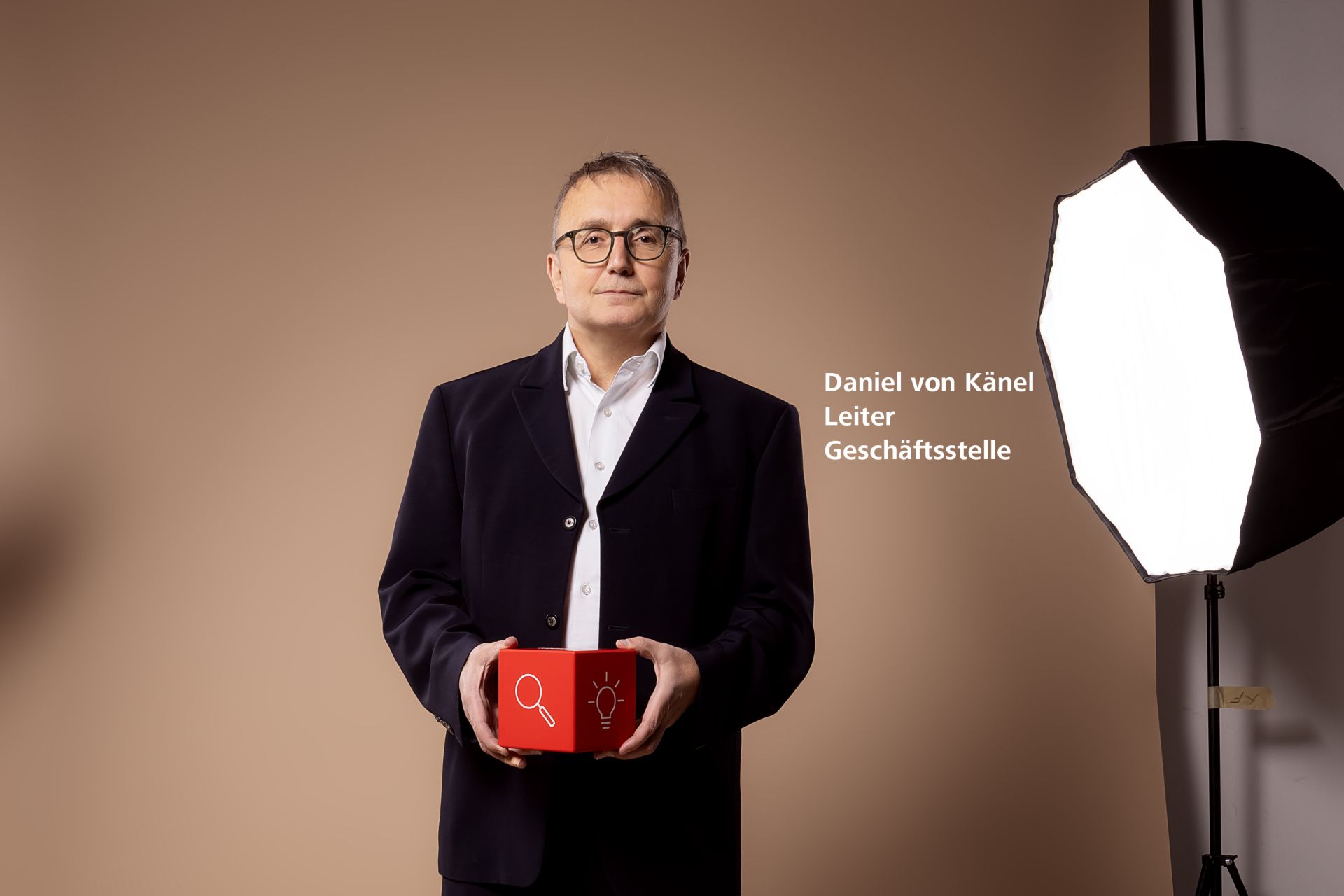 Geschäftsstellenleiter mit Paket in den Händen