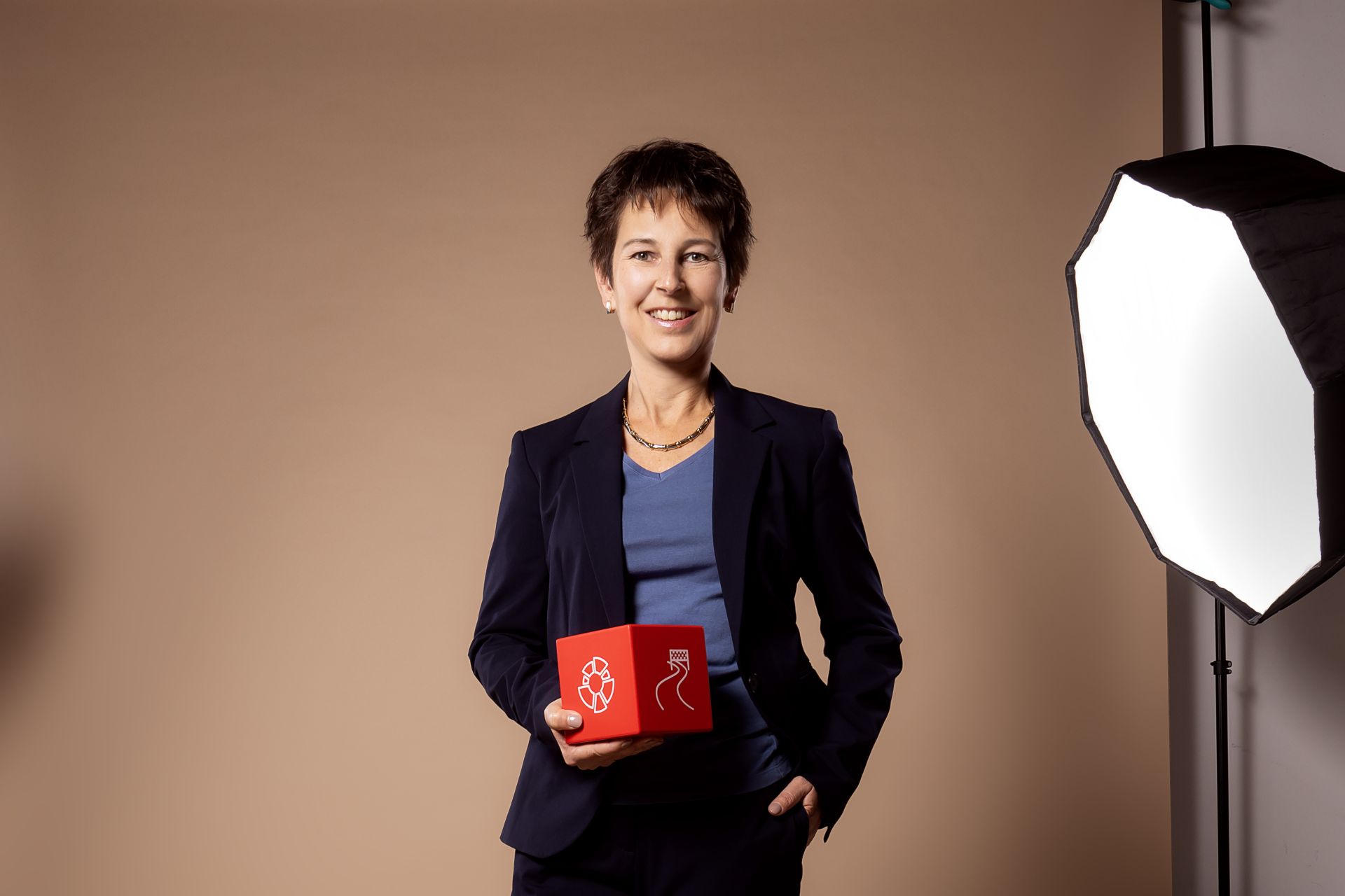 Kompetenter Anlageberater mit Würfel in der Hand.