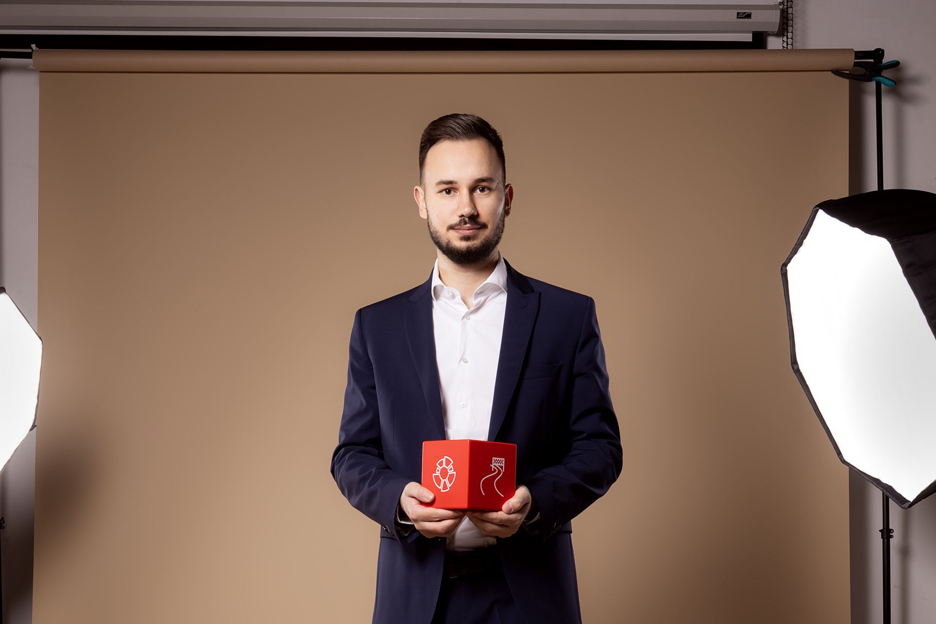 Kompetenter Anlageberater mit Würfel in der Hand.