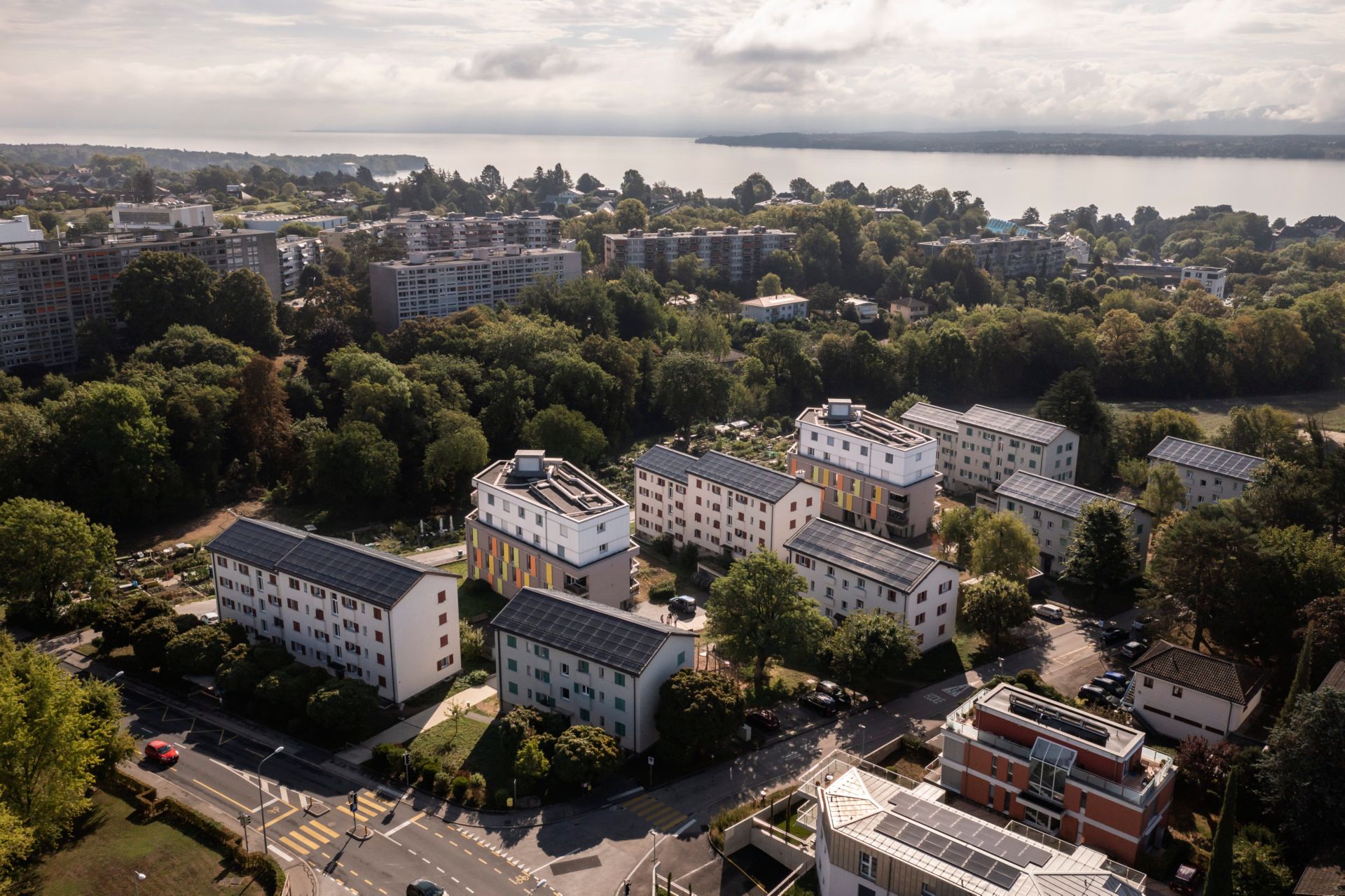 Esempio ben riuscito di sostituzione del riscaldamento nelle costruzioni: invece di una caldaia a gas, le pompe di calore decentrate forniscono calore alle nove case plurifamiliari del complesso residenziale «La Paix» a Nyon. Inoltre, i tetti sono stati dotati di impianti fotovoltaici.