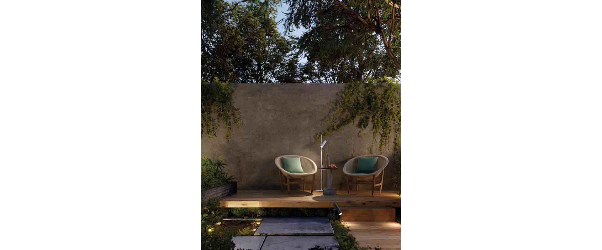 Als Stehleuchte mit kreisförmigem Sockel oder mit einem Fuss zum Einstecken in das Erdreich setzen die Aluminiumleuchten «Dots» von Kettal atmosphärische Highlights. www.kettal.com