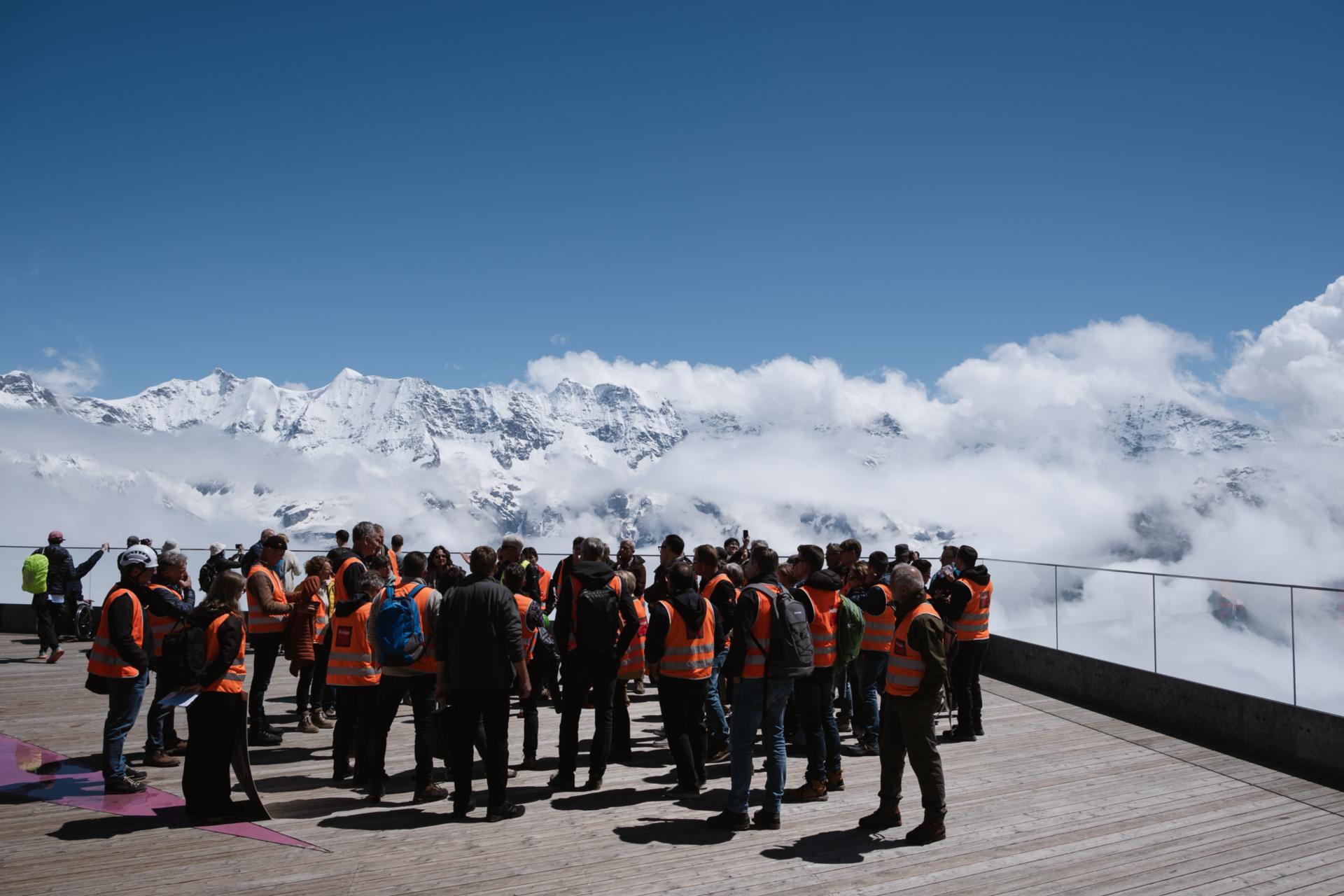 Aussichtsplattform mit Sicht auf Bergkette