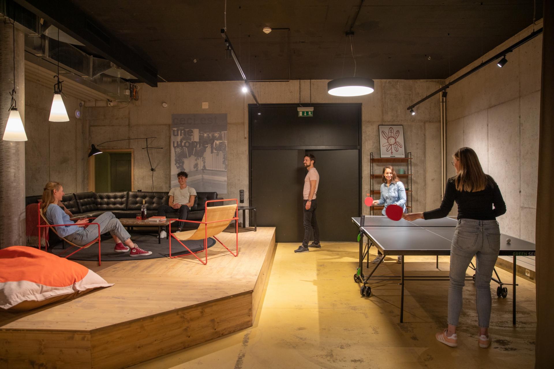 Ou comme l’entreprise TomoDomo le décrit elle-même: le coliving est une forme d’habitat dans laquelle des personnes partagent volontairement leur espace de vie afin de créer des liens, de partager des expériences et de grandir ensemble. Nous en sommes convaincus: on vit mieux ensemble que seul.