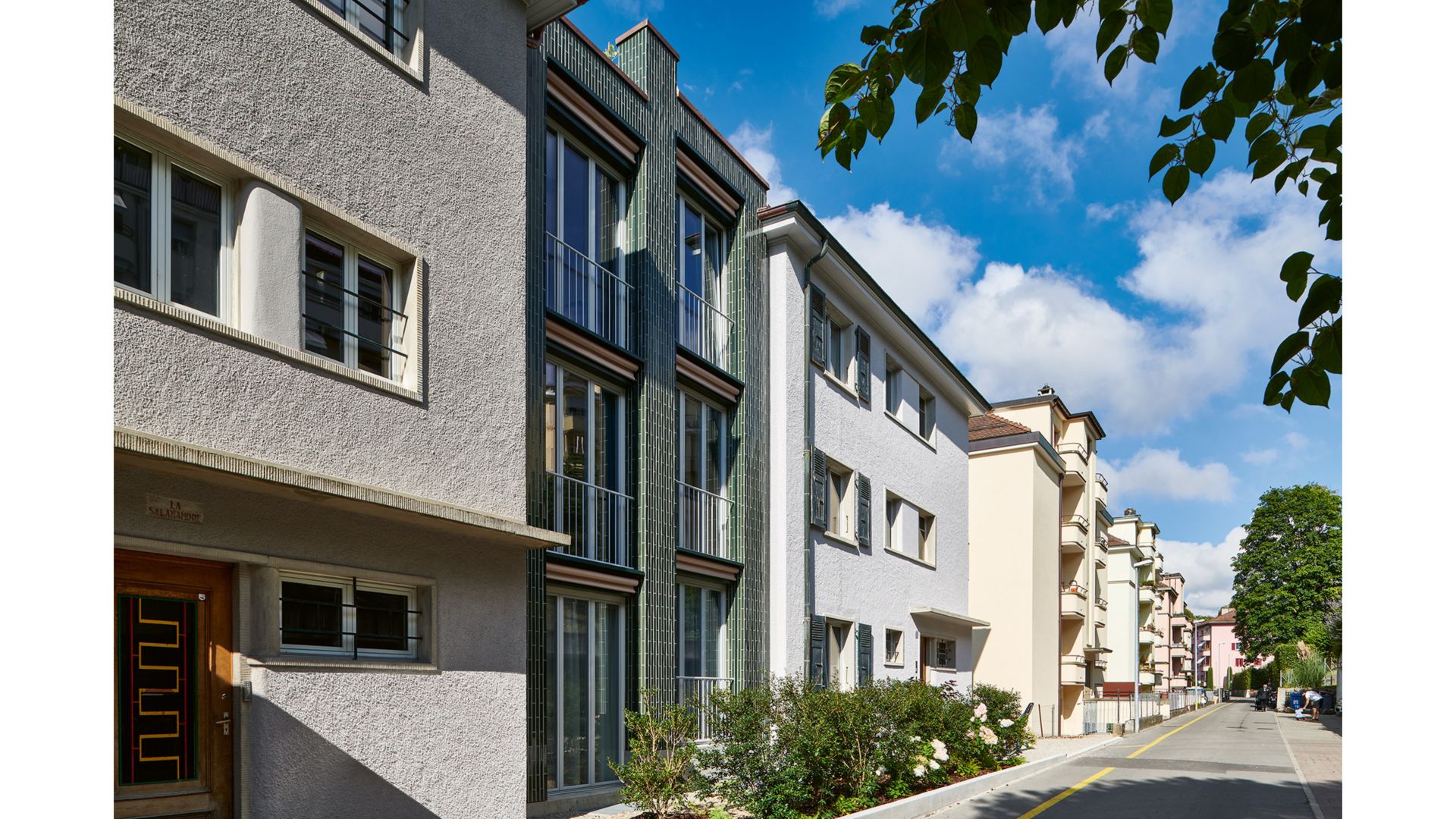 Côté jardin comme côté rue, la construction intermédiaire est en retrait, rendant ainsi l’hommage dû aux anciens bâtiments existants.