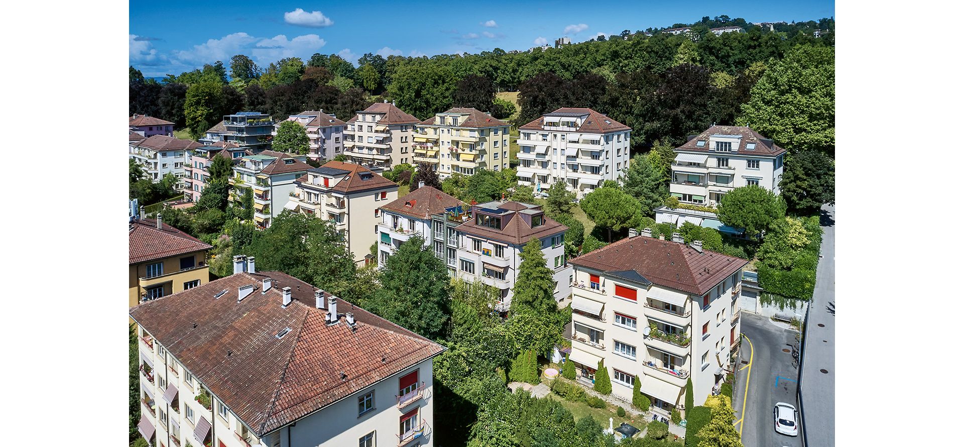 Les maisons assemblées présentent la même granularité que le reste du lotissement de quartier.