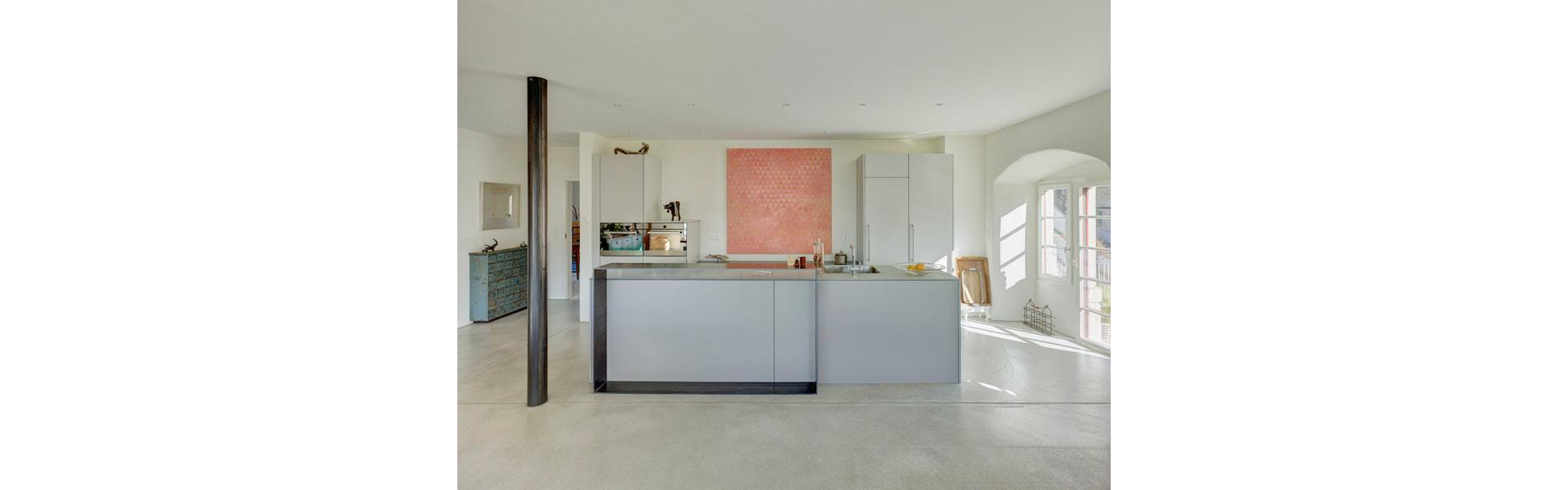 Anche questa cucina di Brunner Küchen è un elemento nuovo in un contesto storico. Con il suo linguaggio formale sobrio ma chiaro, si inserisce armoniosamente nelle pareti dell'ex locanda «Wilde Maa». Foto: Brunner Küchen