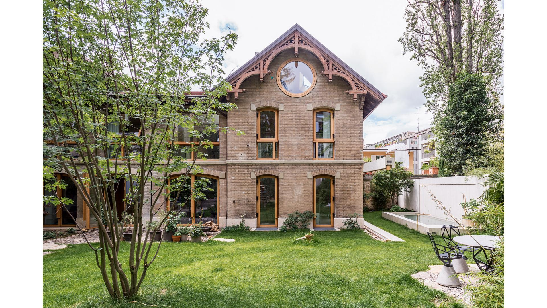 La vue de la maison depuis le jardin montre la séparation initiale de la remise historique.