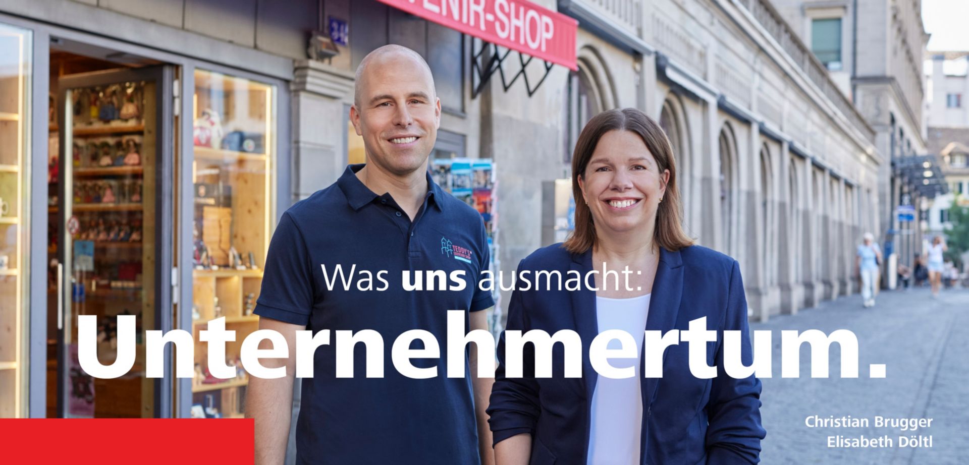 Christian Brugger, Mitinhaber und Geschäftsführer Teddy's Souvenir Shop und Elisabeth Döltl, Teamleiterin Firmenkundenberatung (v.l.n.r.)