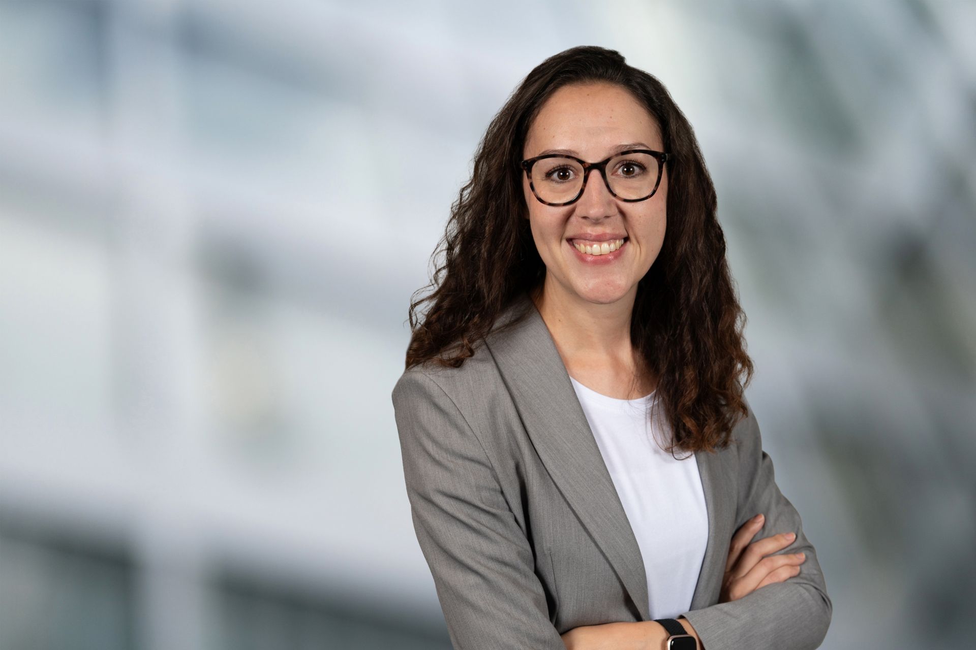 junge Frau freut sich