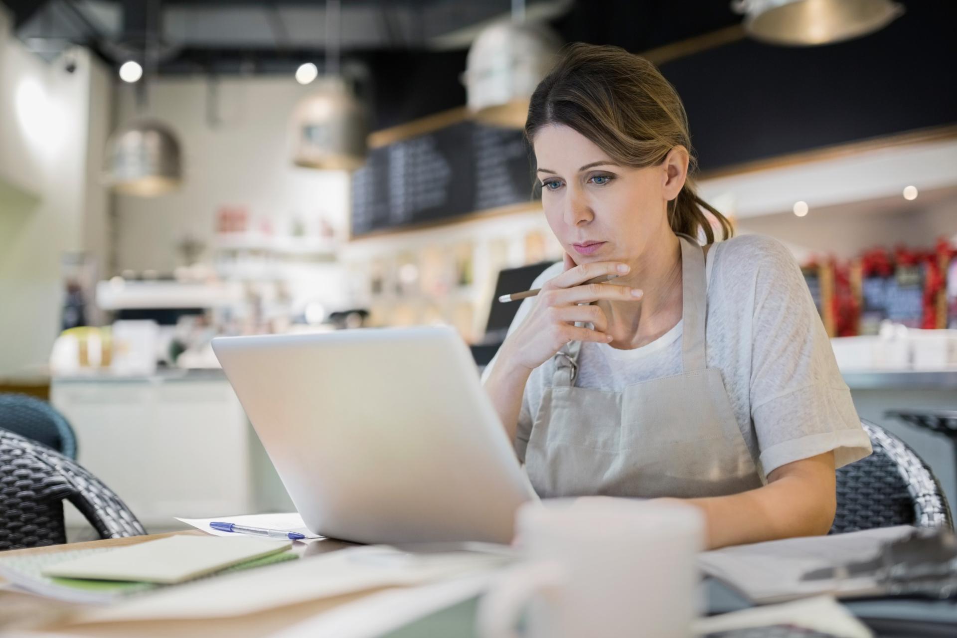 Frau beim Arbeiten an ihrem Laptop