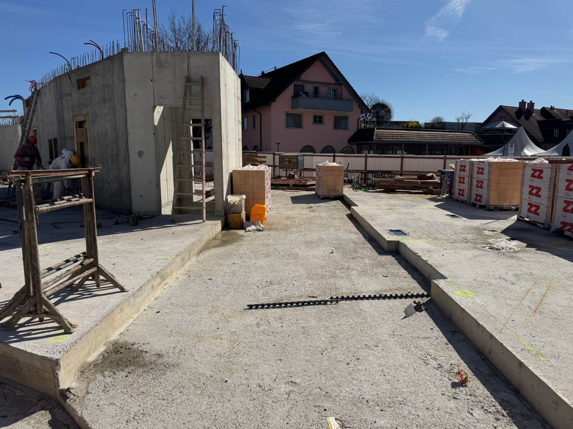 Windfang und Durchgang zu Migros