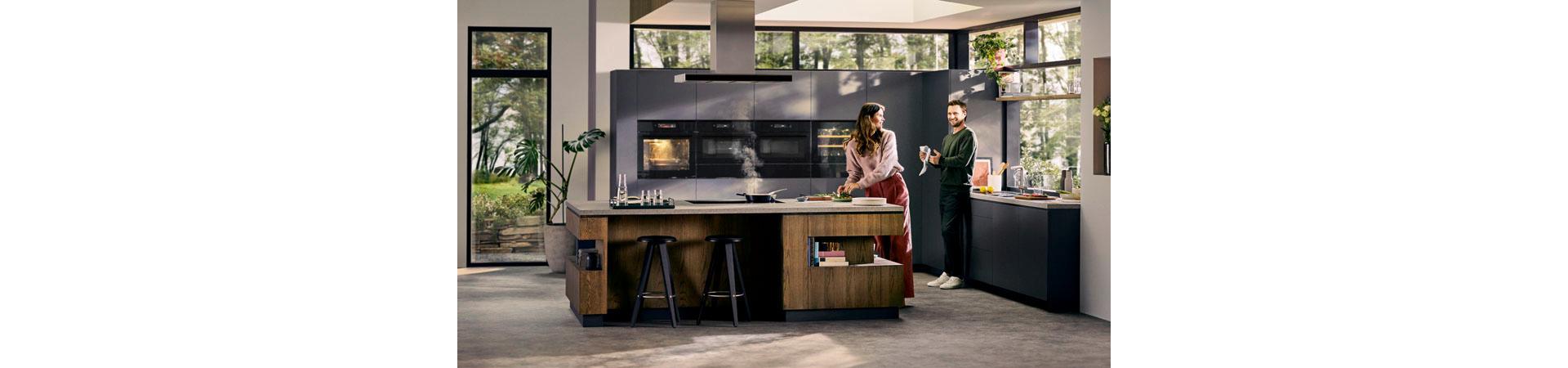 Anche la cottura a vapore funziona automaticamente con il nuovo forno a vapore «Profi Steam» di Electrolux. La temperatura desiderata si seleziona semplicemente tramite il touchscreen. La funzione «Steamify» aggiunge poi in modo intuitivo la quantità perfetta di vapore, permettendo di cucinare, rosolare, gratinare e rendere croccanti arrosti. Grazie a «Connectivity», le impostazioni possono essere effettuate anche quando si è in giro, in modo che tutto sia pronto quando si torna a casa. Foto: Electrolux