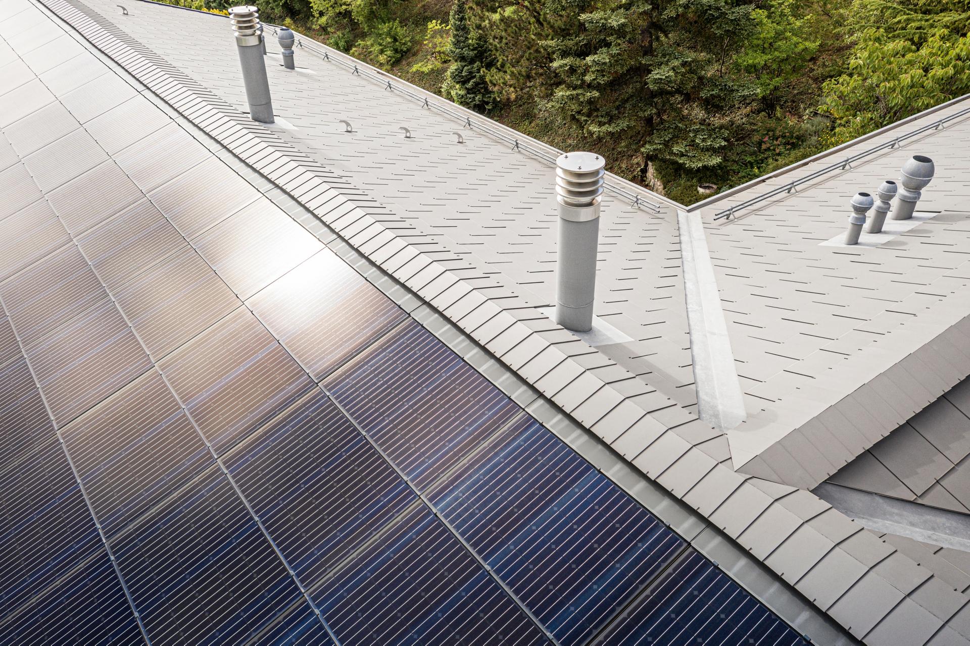 Oltre all'impianto solare, il tetto è ricoperto con le tegole in fibrocemento Eternit di piccolo formato «Natura Standard Vulcanit 6505».