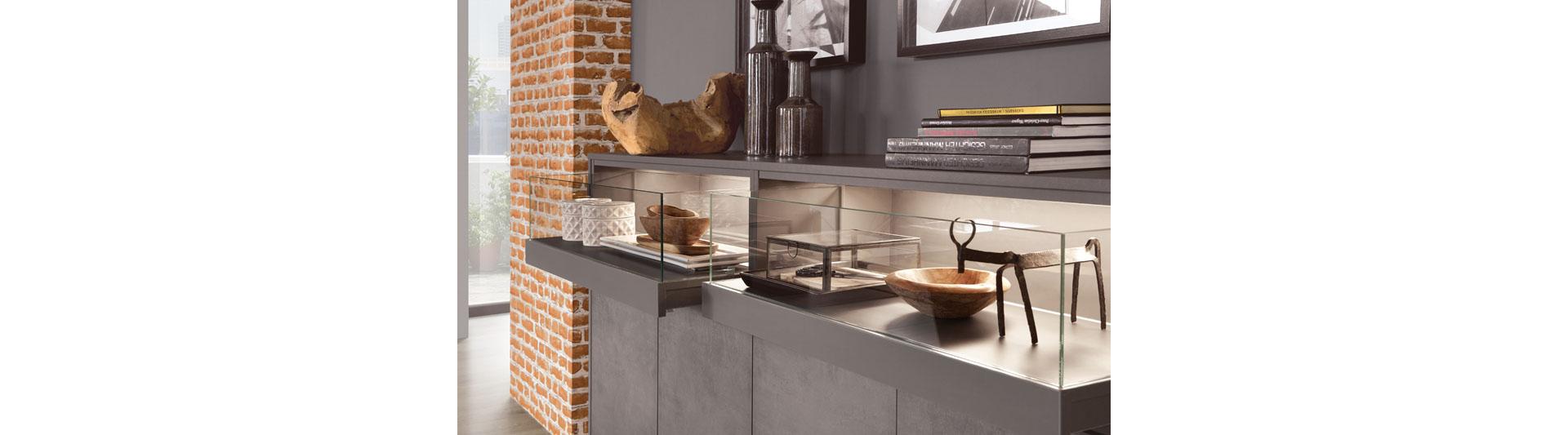 La cucina «Rivoli» di Fust sa come mettere in risalto le cose belle: ogni utensile da cucina trova il suo posto nel nuovo sistema di cassetti e nell'organizer estraibile «Concept» con illuminazione interna a LED. Foto: Fust