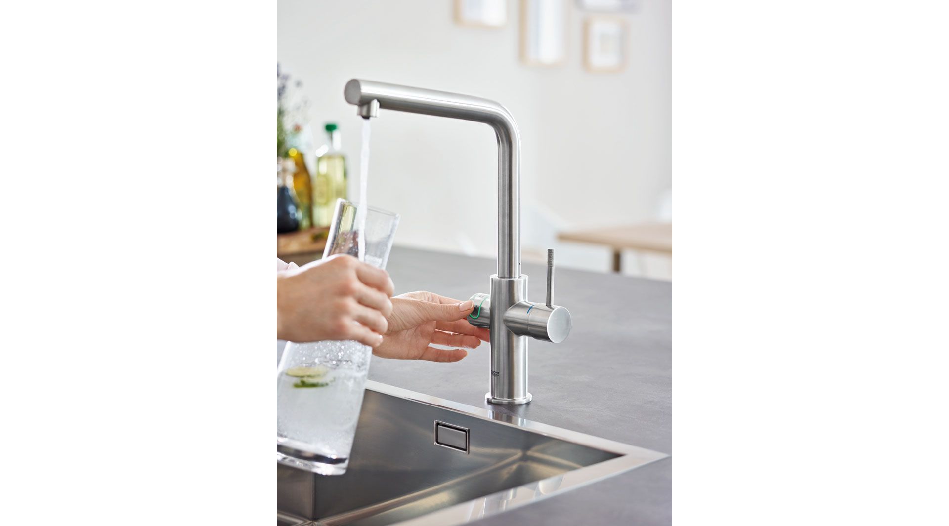 Altrettanto pratico è «Grohe Blue», il rubinetto che ci consente di evitare di acquistare casse d'acqua, risparmiando tempo ed energie. Al contrario, l'acqua potabile filtrata e raffreddata alla temperatura ottimale viene erogata con un semplice pulsante: liscia, leggermente frizzante e frizzante, direttamente dal rubinetto della cucina. Foto: Grohe