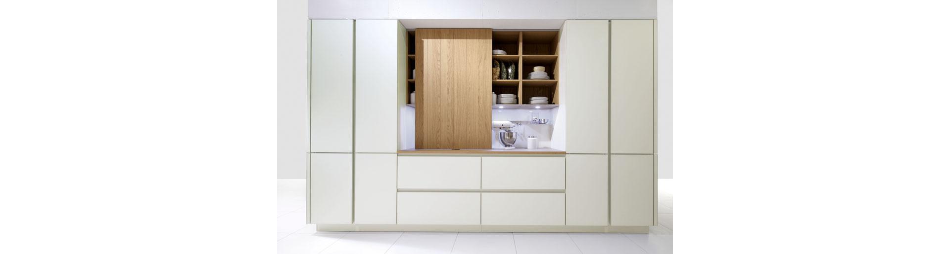 Le cucine più piccole non devono però scendere a compromessi in termini di praticità, estetica e attenzione ai dettagli. A dimostrarlo è Hans Eisenring: la «Y-Line», priva di maniglie, permette di tenere tutto ben organizzato a portata di mano: ogni angolo viene messo in risalto grazie a un'illuminazione d'effetto. Lo scaffale con ante scorrevoli mette in bella mostra oggetti e accessori o, se c'è disordine, consente di nascondere tutto in pochi secondi. Il palcoscenico perfetto per le grandi performance e per riordinare tra una scena e l'altra lontano da occhi indiscreti! Foto: Hans Eisenring Küchenbau