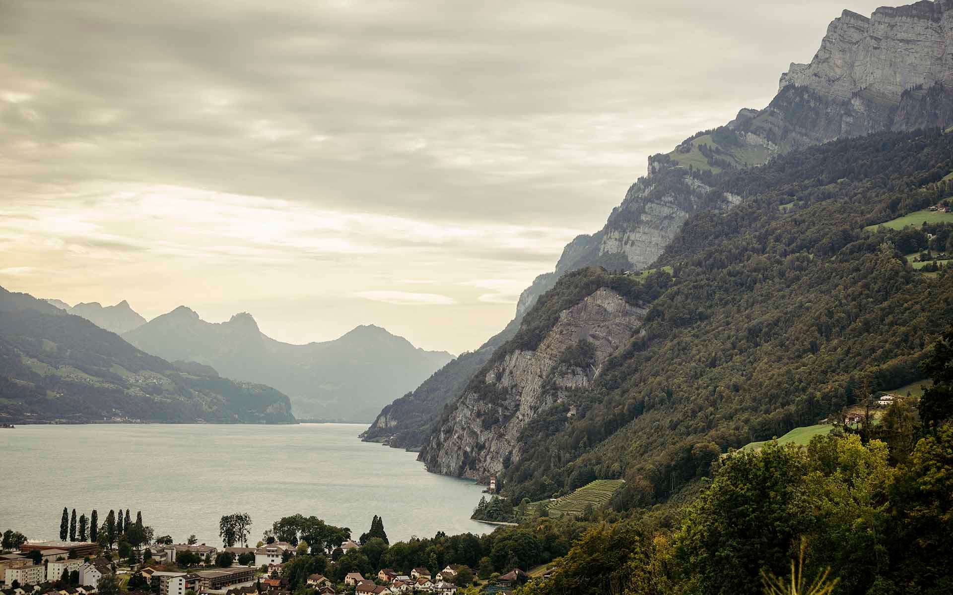 Atmosfera mistica sul lago di Walenstadt.