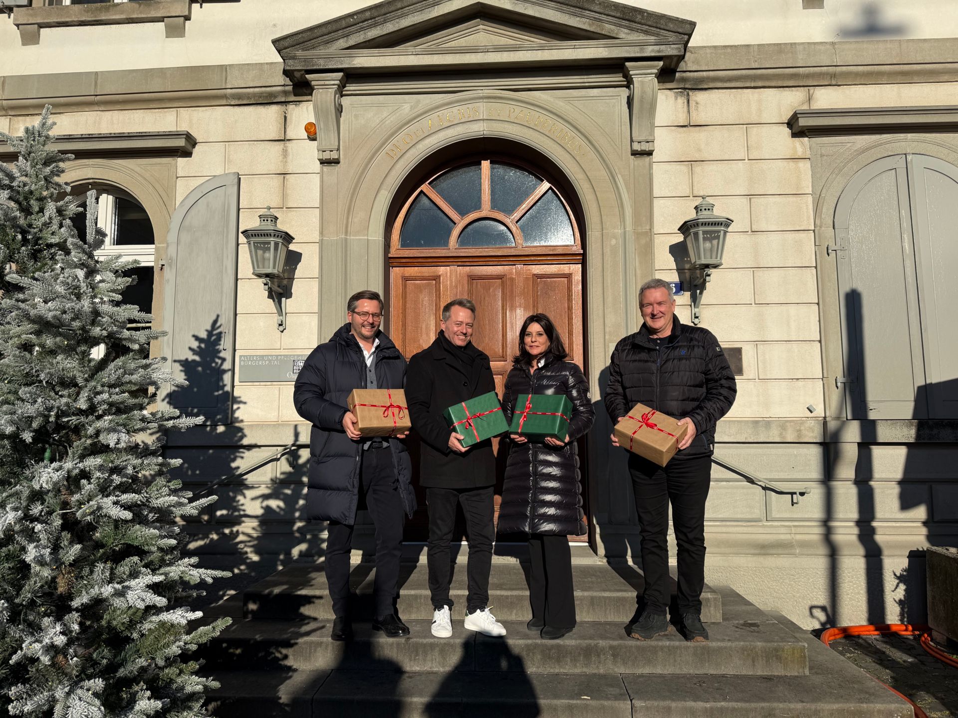 Geschenkübergabe im Bürgerspital