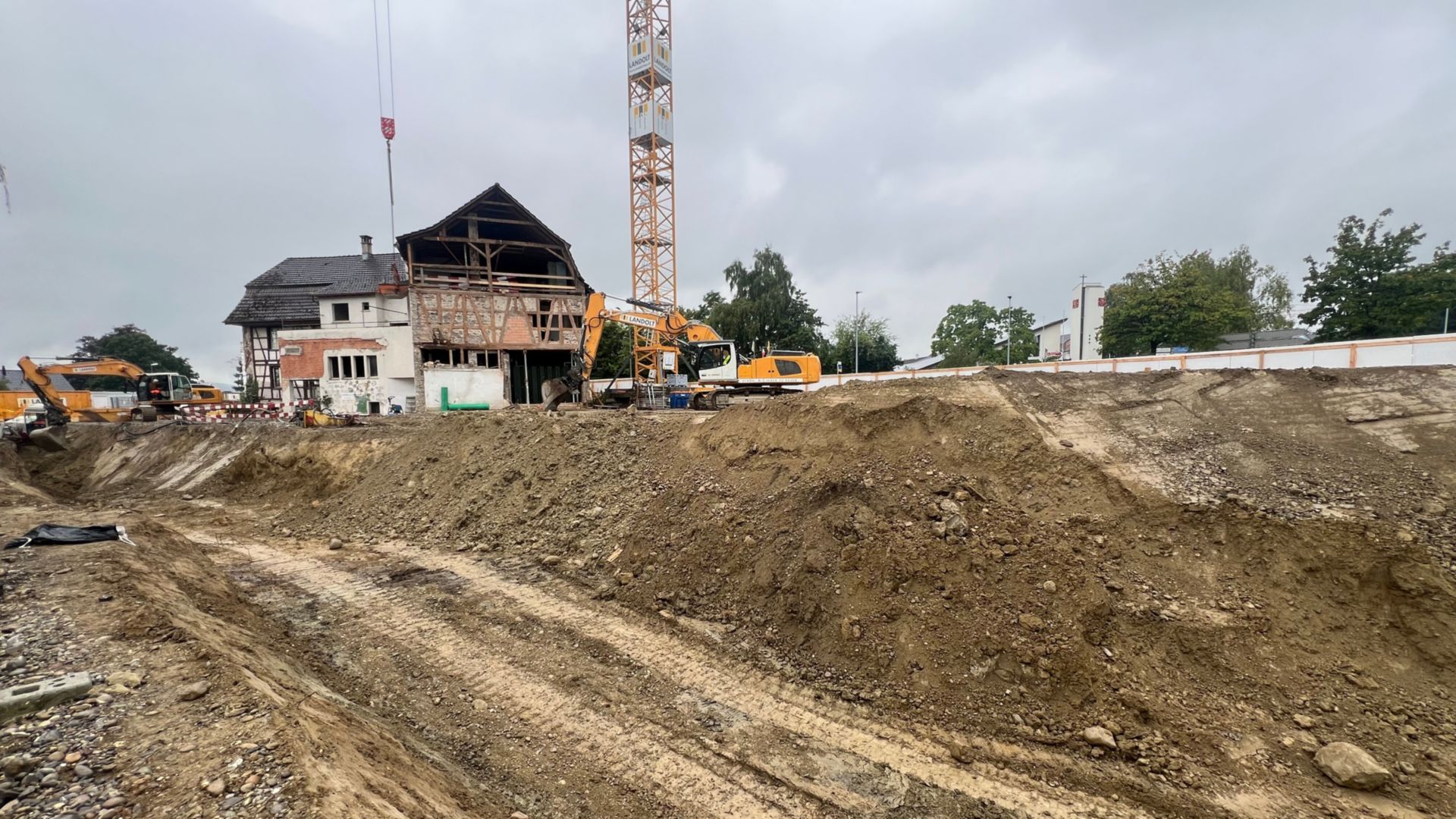 Beginn Aushub und Baugrubensicherung