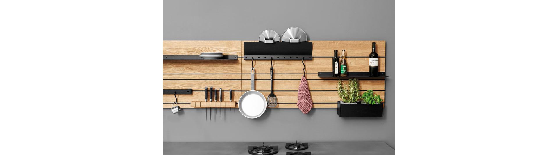 Questo dettaglio di «Werk», la cucina modulare di Jan Cray, non vi ricorda un po' gli scaffali che riempivate di ogni genere di cose da bambini? In ogni caso, tutto ciò che serve per cucinare e preparare è a portata di mano, visto che tutto il necessario è appeso al pannello a parete. Foto: Jan Cray