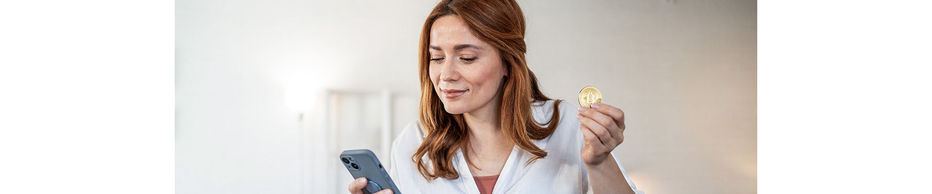 Frau mit Bitcoin