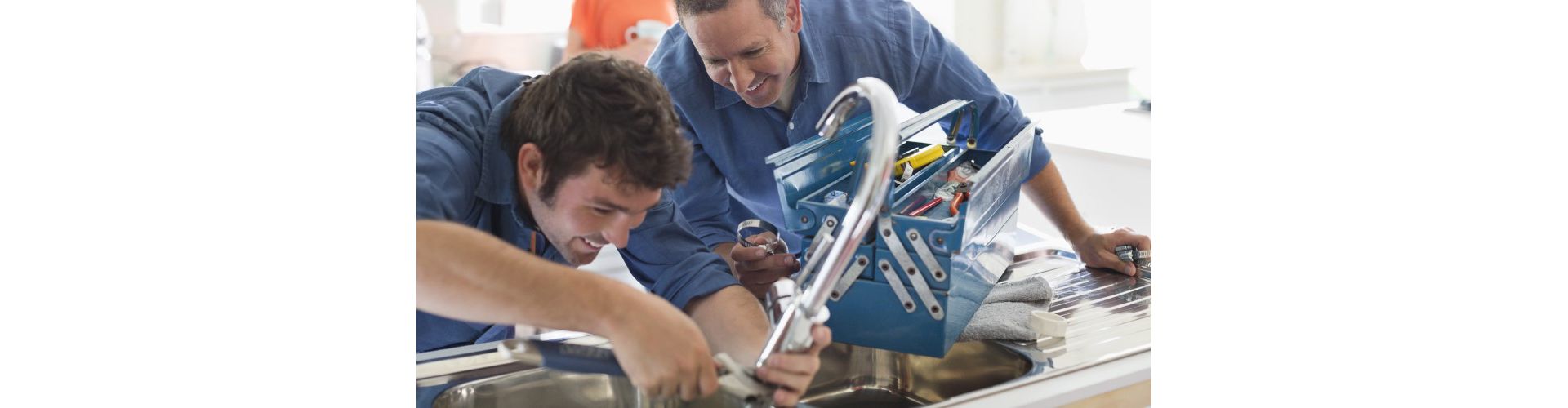 Zwei Männer beim handwerklichen Arbeiten