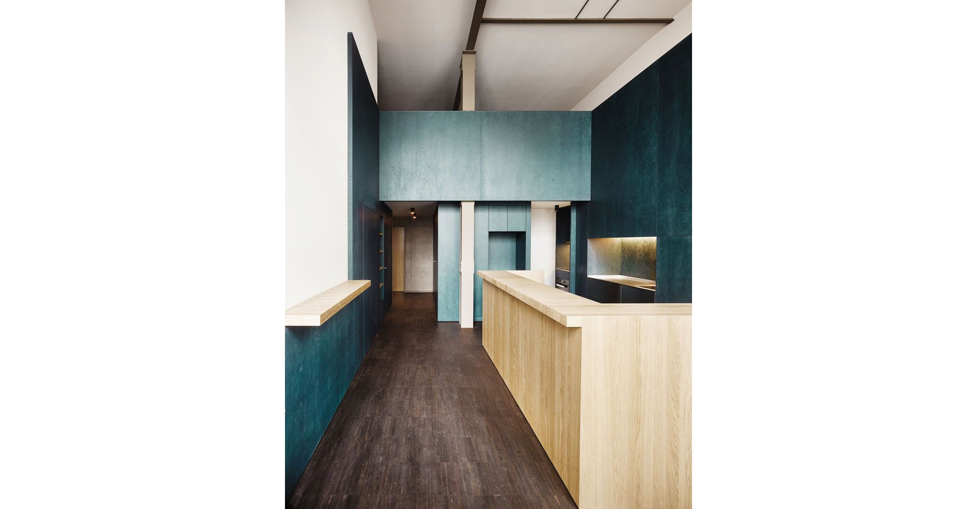 La costruzione in compensato scivola sulla struttura dell'edificio esistente. Tutti i componenti che vengono toccati sono rifiniti in legno di quercia.