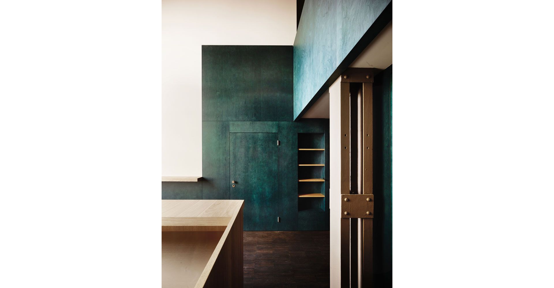 La tectonique des différents éléments architecturaux, les uns par rapport aux autres, était un aspect essentiel de la conception. L’aménagement en bois remplit à la fois les fonctions de revêtement, d’installation fonctionnelle et de mobilier.