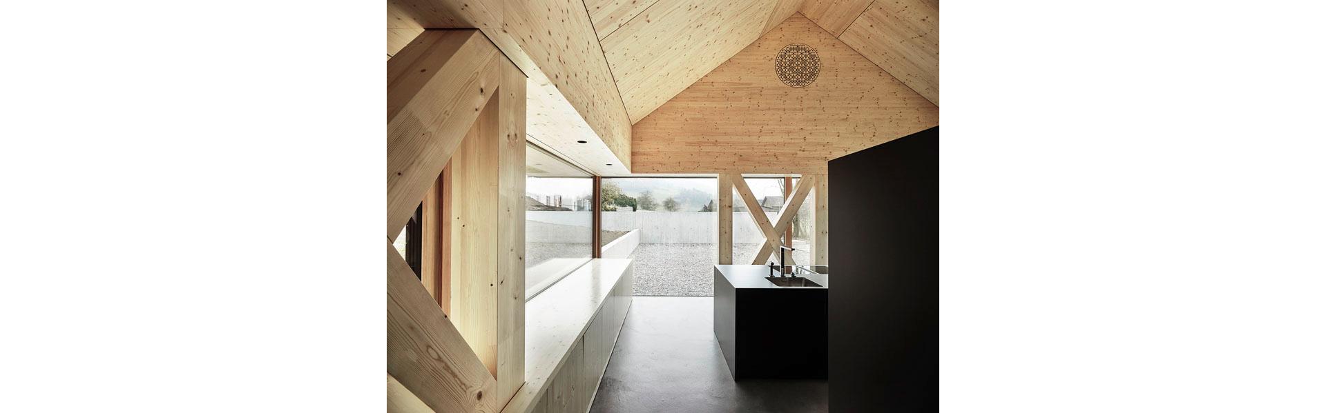 L’aménagement intérieur en bois assure un sentiment de sécurité. «L’assemblage des éléments de construction est délibérément montré, la disposition et l’orientation des joints étaient essentielles pour le projet. Alors que les éléments de revêtement et ceux encastrés se raccordent avec des joints horizontaux, les éléments porteurs ont des joints verticaux», explique Oliver Christen.