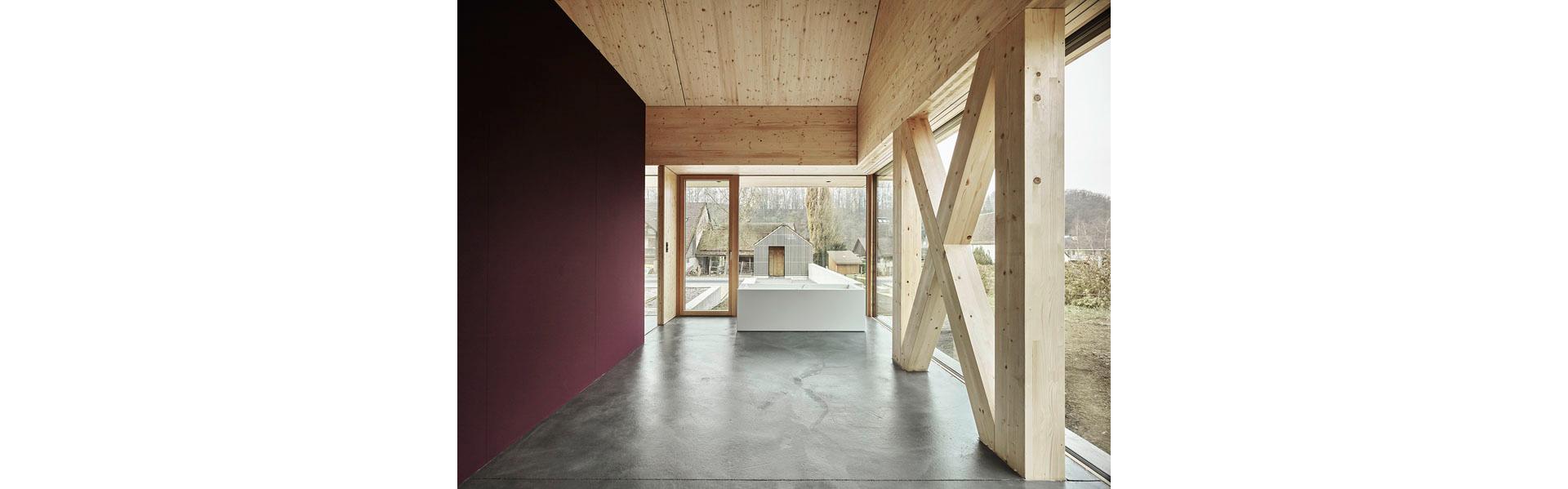 Le toit s’appuie sur quatre paires de poteaux, doublés de croix de Saint-André, et sur un poteau complémentaire dans le sens de la longueur.