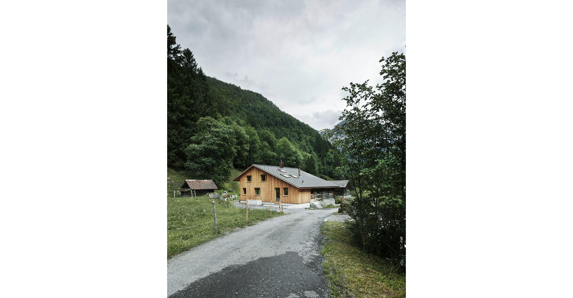 L’ancien bâtiment et l’extension vers l’ouest sont réunis par un toit commun, qui a été rénové et entièrement recouvert à neuf.