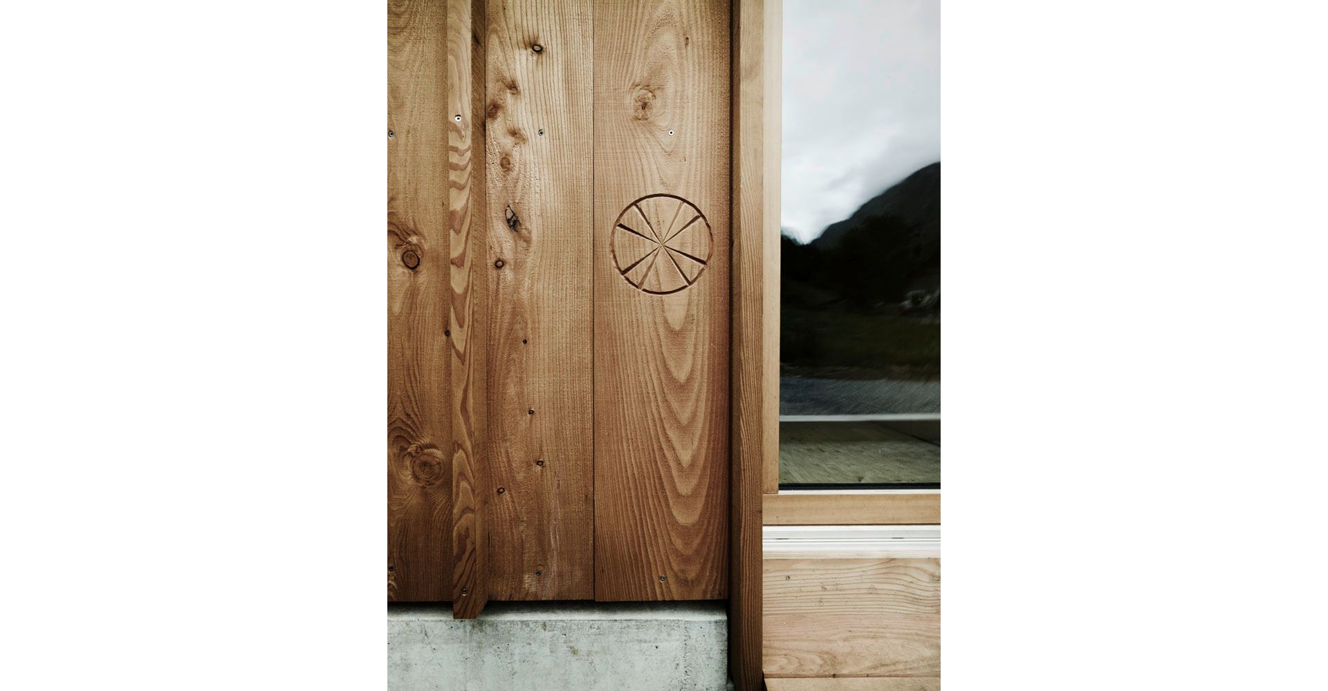 Gli ornamenti circolari della nuova facciata in legno, realizzati da un giovane intagliatore, sono un sottile riferimento alle tradizionali decorazioni delle case urane.