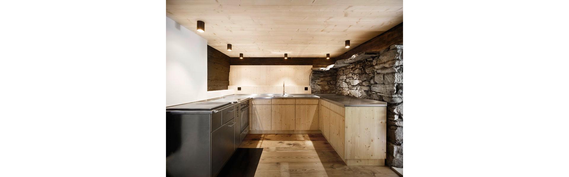 Des plafonds en bois massif assurent une séparation entre les deux unités d’habitation qui répond aux exigences actuelles.