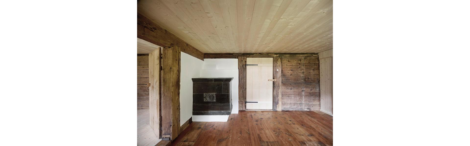 Nell'edificio esistente, la struttura a blocchi è stata scoperta e pulita. Le pareti esterne sono state leggermente isolate e sono state installate nuove pannellature che si adattano a quelle esistenti.