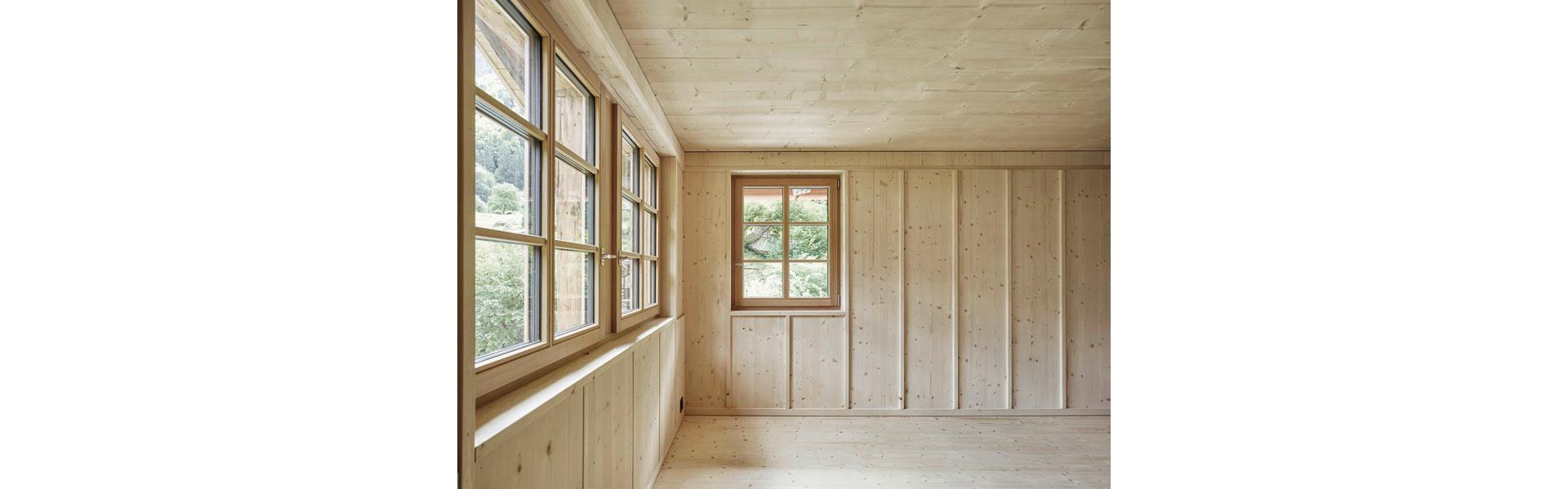 La précision des travaux de menuiserie se manifeste dans le nouveau salon lambrissé, tout comme...