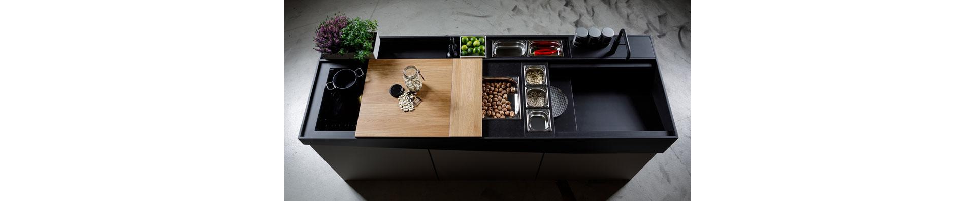 Questo dettaglio di «Werk», la cucina modulare di Jan Cray, non vi ricorda un po' gli scaffali che riempivate di ogni genere di cose da bambini? In ogni caso, tutto ciò che serve per cucinare e preparare è a portata di mano, visto che tutto il necessario è appeso al pannello a parete. Foto: Orea