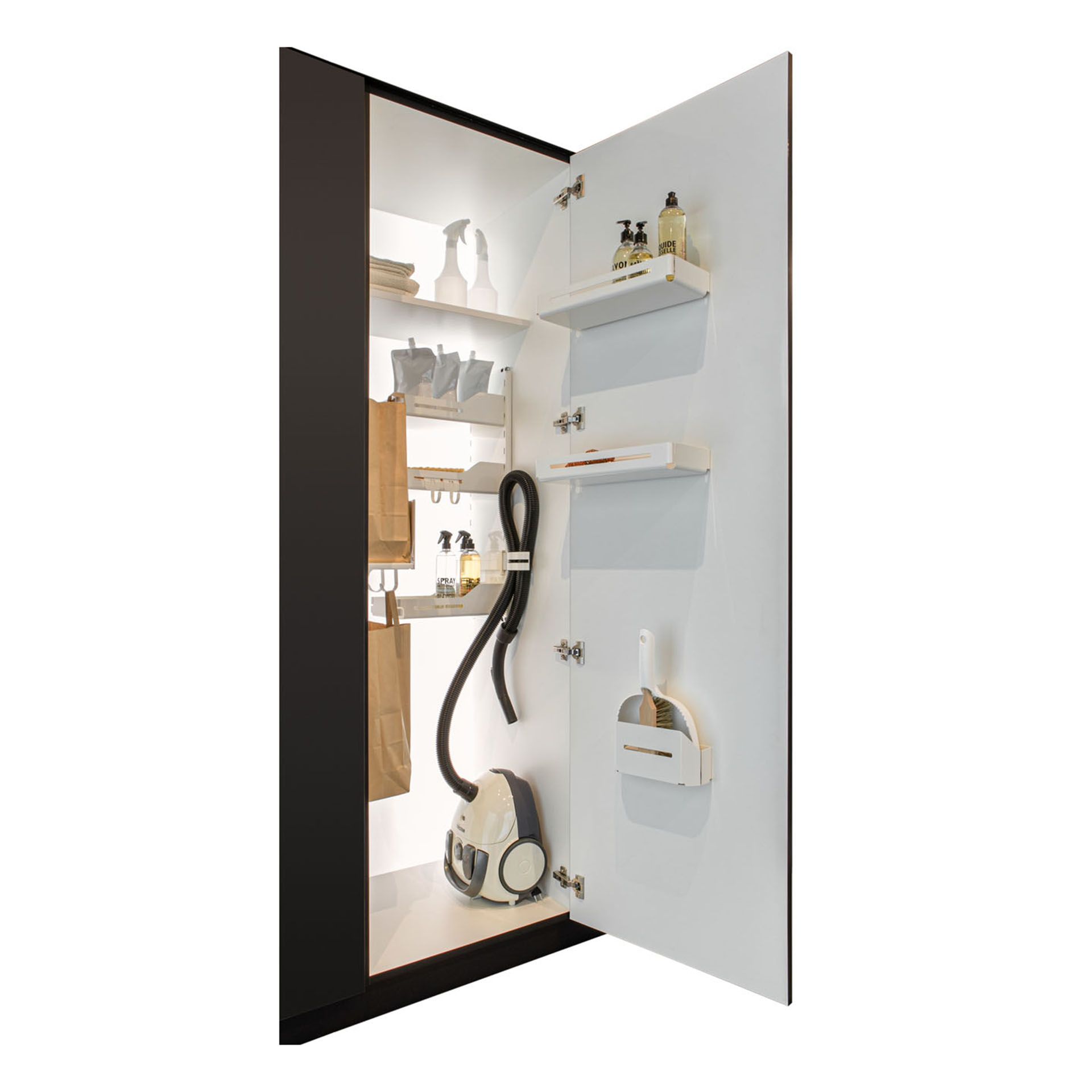 Se cercate una soluzione che vi aiuti a tenere in ordine i prodotti per le pulizie, allora scegliete i pratici ripiani, il portatubi, i ganci aggiuntivi e le mensole di Peka, che vi aiuteranno ad avere ben disposti e a portata di mano scope, detergenti & co. Foto: Peka