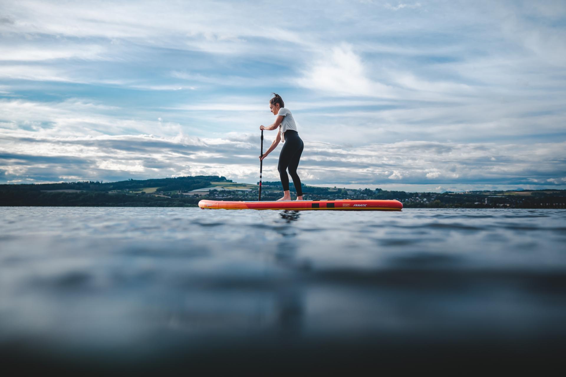 Jeune femme sur un paddle