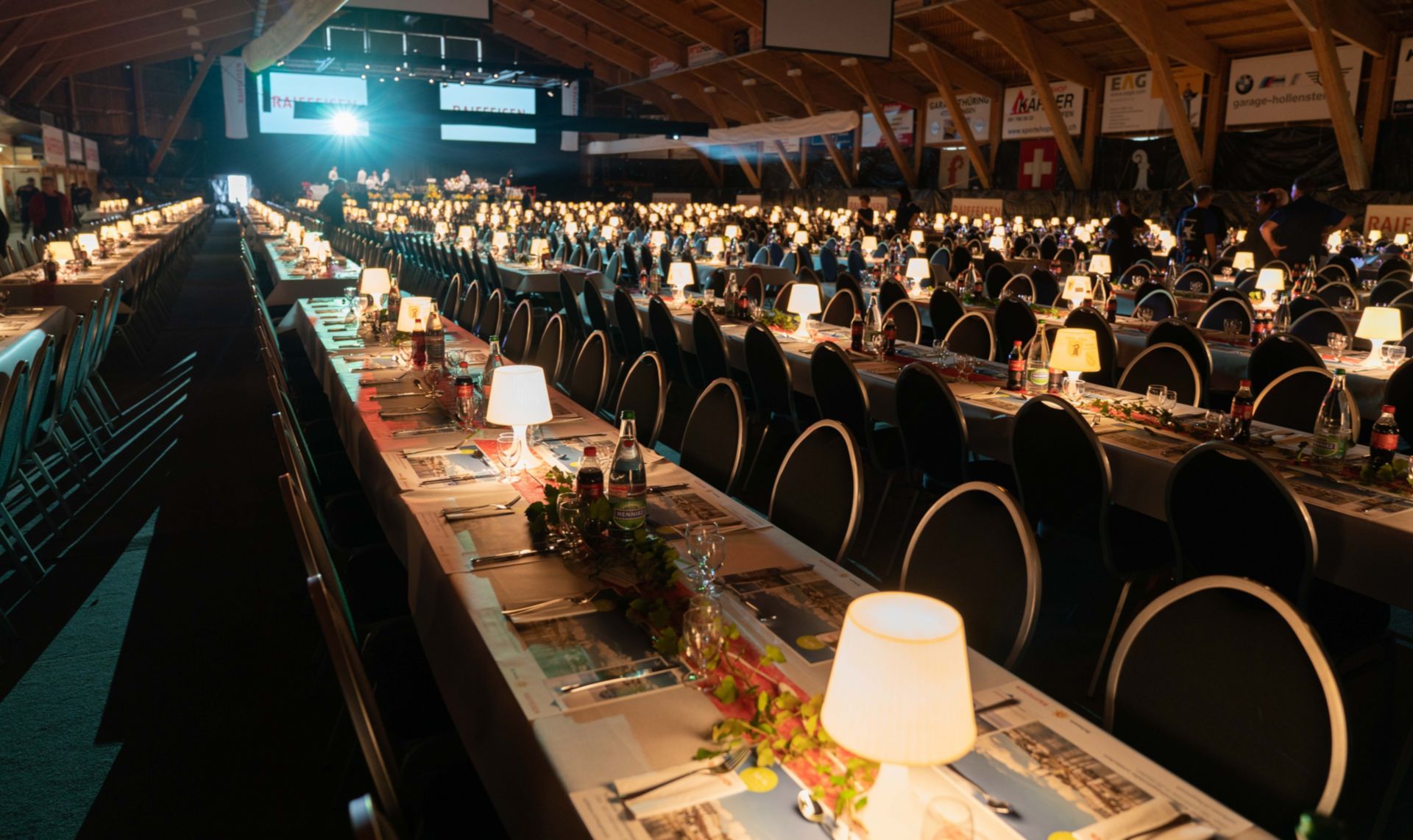 Orientierungsversammlung in der Eishalle in Laufen