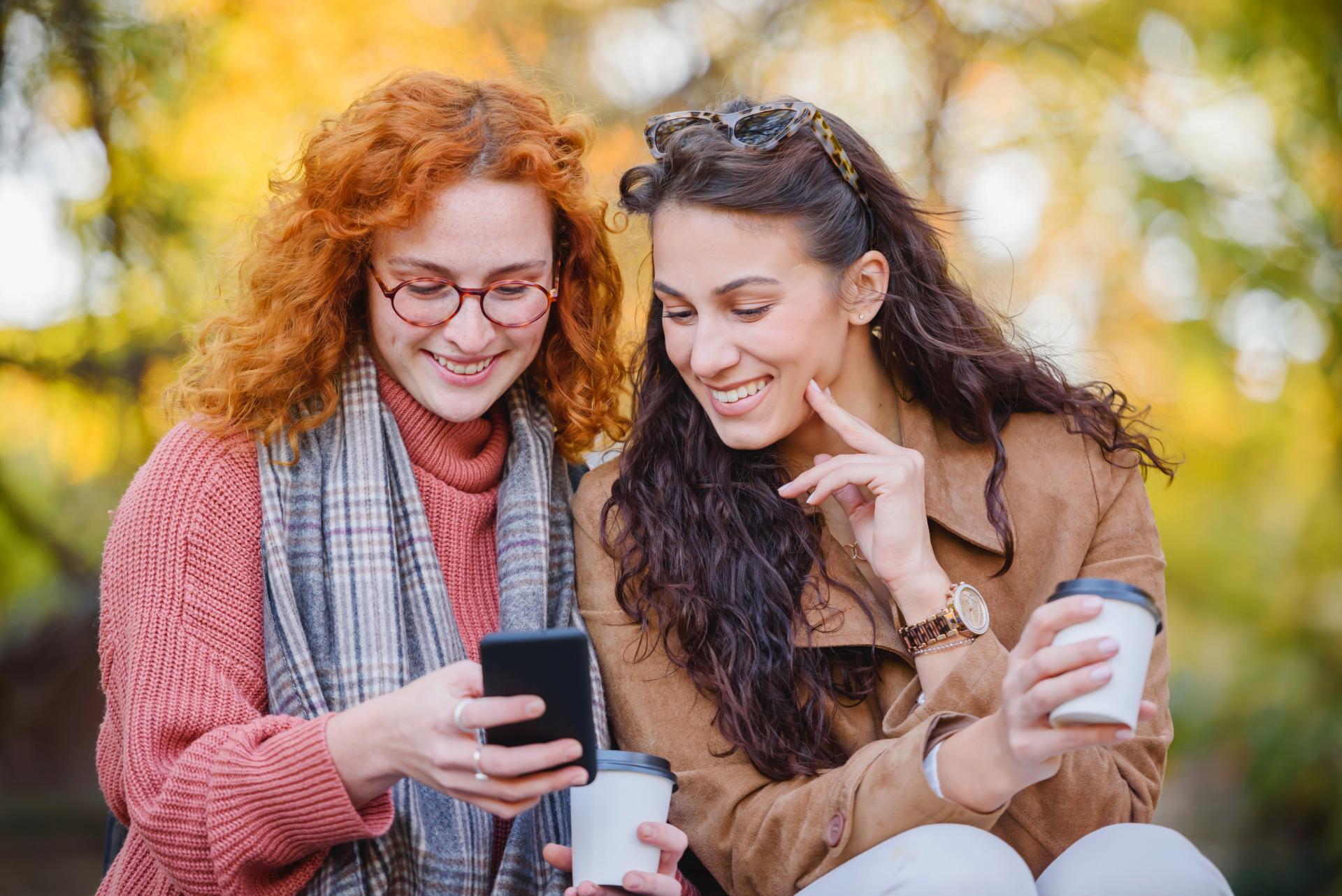 Deux jeunes femmes consultant un téléphone