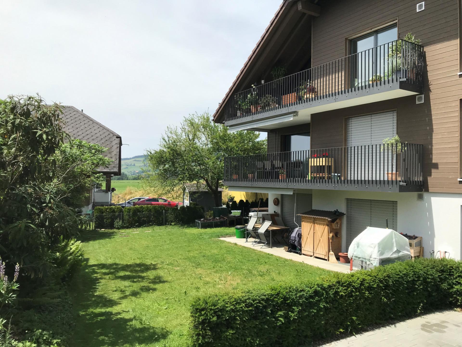 Ab 1. August 2025 vermieten wir eine Grosszügige 4 ½ Zimmer Erdgeschoss-Wohnung im Ried, Unterlangenegg