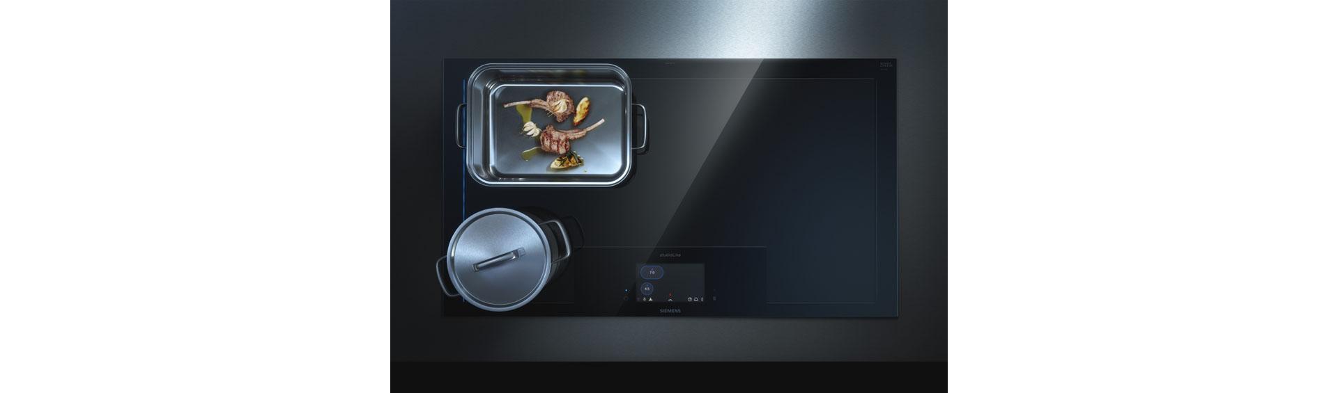 Tout aussi spectaculaire, Siemens donne vie à l’écran pendant la cuisson. Dès que l’on place une casserole ou une poêle à un endroit quelconque de la table de cuisson, la sélection automatique de la zone détecte immédiatement son emplacement et le marque par des bandes lumineuses bleues «activeLight». La technologie «varioInduction Plus» assure une cuisson uniforme, et la fonction «varioMotion» garantit que tous les réglages sont transférés depuis la position d’origine lorsque l’on déplace l’ustensile. Photo: Siemens